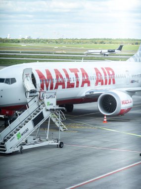 Berlin, Almanya - 21 Nisan 2024: Air Malta uçağı kargo ve yolcu almak için park yerinde. Air Malta plc, Malta Adaları 'nın bayrak taşıyıcı havayolu şirketidir.