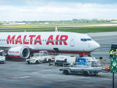 Berlin, Almanya - 21 Nisan 2024: Air Malta uçağı kargo ve yolcu almak için park yerinde. Air Malta plc, Malta Adaları 'nın bayrak taşıyıcı havayolu şirketidir.