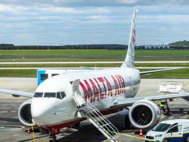 Berlin, Almanya - 21 Nisan 2024: Air Malta uçağı kargo ve yolcu almak için park yerinde. Air Malta plc, Malta Adaları 'nın bayrak taşıyıcı havayolu şirketidir.