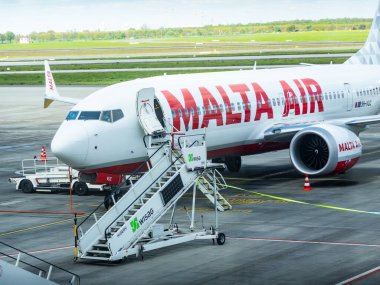 Berlin, Almanya - 21 Nisan 2024: Air Malta uçağı kargo ve yolcu almak için park yerinde. Air Malta plc, Malta Adaları 'nın bayrak taşıyıcı havayolu şirketidir.