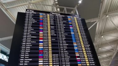 Fiumicino, İtalya - 7 Mayıs 2024: Elektronik uçuşlar zaman çizelgesi