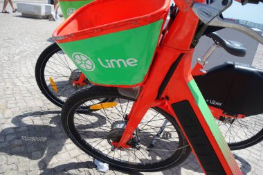 Lizbon, Portekiz - 26 Mayıs 2024: LimeBike bisikleti. Limonlu Bisiklet, Kaliforniya merkezli, limansız bisiklet paylaşım sistemi olan ve rezervasyon için mobil uygulama kullanan bir bisiklet paylaşım şirketi.