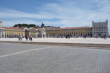 Lizbon, Portekiz - 26 Mayıs 2024: Portekiz 'in başkenti Tagus nehrine bakan büyük, liman manzaralı bir plaza olan Praca do Comercio