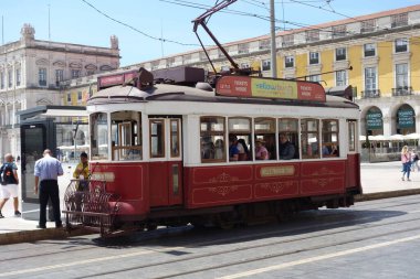 Lizbon, Portekiz - 26 Mayıs 2024: Gezici tramvaydan atlayın