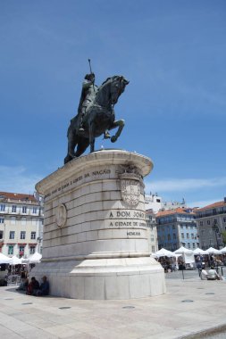 Lizbon, Portekiz - 26 Mayıs 2024: Praca da Figueira 'da Kral I. John' u temsil eden bronz binicilik heykeli