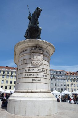 Lizbon, Portekiz - 26 Mayıs 2024: Praca da Figueira 'da Kral I. John' u temsil eden bronz binicilik heykeli