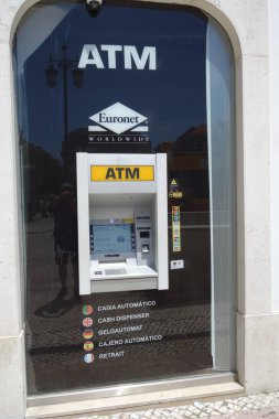 Lizbon, Portekiz - 26 Mayıs 2024: ATM para makinesi