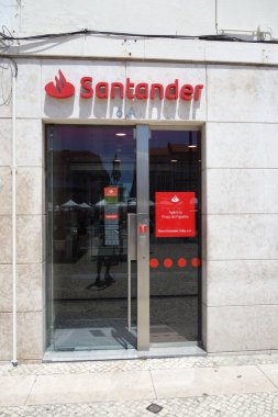 Lizbon, Portekiz - 26 Mayıs 2024: Santander banka şubesi. 723 perakende bankacılık ofisiyle Santander, perakende bankacılık, mortgage, kurumsal bankacılık gibi finansal hizmetler ve ürünler sunuyor.