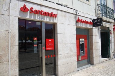 Lizbon, Portekiz - 26 Mayıs 2024: Santander banka şubesi. 723 perakende bankacılık ofisiyle Santander, perakende bankacılık, mortgage, kurumsal bankacılık gibi finansal hizmetler ve ürünler sunuyor.