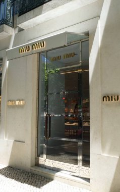 Lizbon, Portekiz - 26 Mayıs 2024: Miu Miu mağazası. Miu Miu, İtalyan yüksek moda kadın giyim ve aksesuar markası ve Prada 'nın bir yan kuruluşudur.