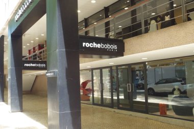 Lizbon, Portekiz - 26 Mayıs 2024: Roche Bobois mağazası, Fransız perakende firması mobilya ve ev aksesuarları tasarlıyor