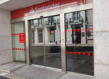 Lizbon, Portekiz - 26 Mayıs 2024: Santander banka şubesi. 723 perakende bankacılık ofisiyle Santander, perakende bankacılık, mortgage, kurumsal bankacılık gibi finansal hizmetler ve ürünler sunuyor.