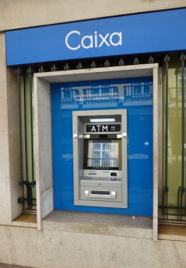 Lizbon, Portekiz - 26 Mayıs 2024: CaixaBank otomatik veznedar