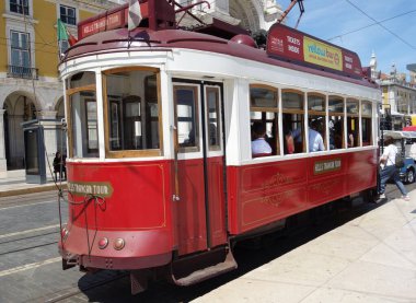Lizbon, Portekiz - 26 Mayıs 2024: Hills Tramvay Turu, turistik turizm için kırmızı sokak arabası