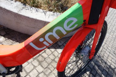 Lizbon, Portekiz - 26 Mayıs 2024: LimeBike bisikleti. Limonlu Bisiklet, Kaliforniya merkezli, limansız bisiklet paylaşım sistemi olan ve rezervasyon için mobil uygulama kullanan bir bisiklet paylaşım şirketi.