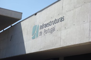 Lizbon, Portekiz - 26 Mayıs 2024: Portekiz Demiryolu ve karayolu altyapısını yöneten Rede Ferroviria Nacional ve Estradas de Portugal 'ın birleşmesiyle ortaya çıkan Infraestruturas de Portugal, kamu kuruluşu