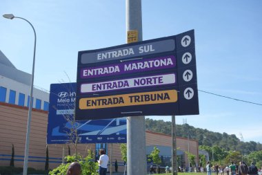 Lizbon, Portekiz - 26 Mayıs 2024: Güney girişinde ok işaretleri, maraton girişi, kuzey girişi, Estadio da Luz, resmi adı Sport Lisboa e Benfica.