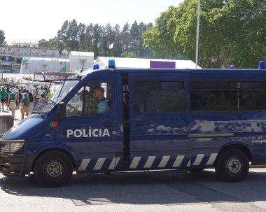 Lizbon, Portekiz - 26 Mayıs 2024: Portekiz polis minibüsü