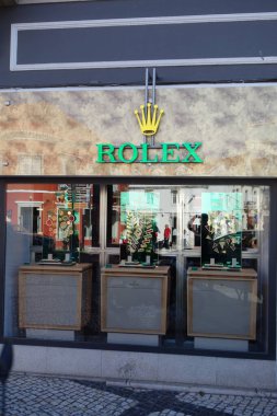Lizbon, Portekiz - 26 Mayıs 2024: İsviçreli saatçi Rolex mağazası. Rolex yüksek kaliteli, lüks kol saati üreticisi. Ticari marka 1908 yılında İsviçre 'de kaydedildi.