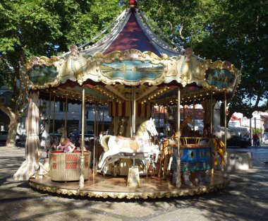 Lizbon, Portekiz - 26 Mayıs 2024: Açık hava eğlence parkında atlı karınca