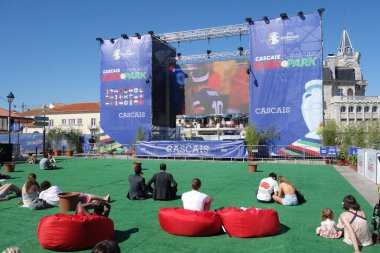 Cascais, Portekiz - 2 Temmuz 2024: Euro Park taraftar bölgesinde Hollanda - Romanya Uefa Avrupa Şampiyonası maçını izleyen insanlar, Cascais, Portekiz