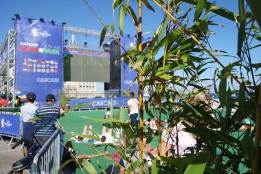 Cascais, Portekiz - 2 Temmuz 2024: Euro Park taraftar bölgesinde Hollanda - Romanya Uefa Avrupa Şampiyonası maçını izleyen insanlar, Cascais, Portekiz