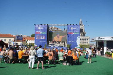 Cascais, Portekiz - 2 Temmuz 2024: Euro Park taraftar bölgesinde Hollanda - Romanya Uefa Avrupa Şampiyonası maçını izleyen insanlar, Cascais, Portekiz