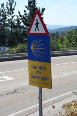 Aziz James Yolu 'nun işaret direğinde geleneksel sarı ok ve deniz tarağı sergileniyor.