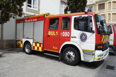 Oviedo, İspanya - 30 Ağustos 2024: Bombeiros Lugo itfaiye servis kamyonu