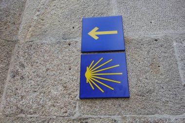 Aziz James Yolu 'nun işaret direğinde geleneksel sarı ok ve deniz tarağı sergileniyor.