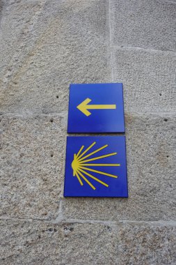 Aziz James Yolu 'nun işaret direğinde geleneksel sarı ok ve deniz tarağı sergileniyor.