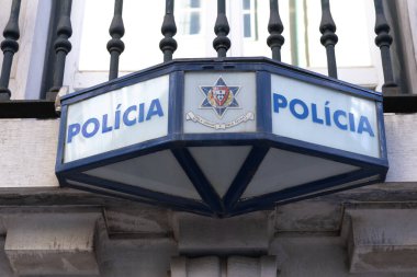 Lizbon, Portekiz - 11 Aralık 2024: Polis teşkilatı binasının dış levhası