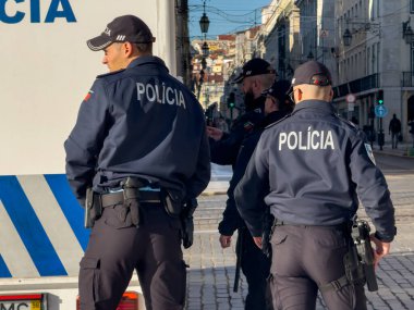 Lizbon, Portekiz - 11 Aralık 2024: Şehir merkezinde devriye gezen Portekizli polisler