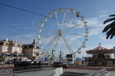 Cascais, Portekiz - 26 Kasım 2024: Cascais Körfezi boyunca yapılan dev dönme dolap ve atlıkarınca