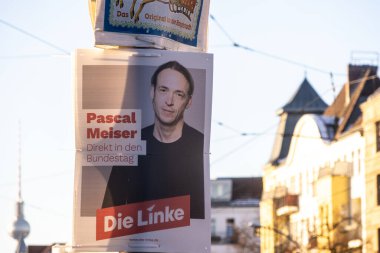 Berlin, Almanya - 13 Ocak 2025: Alman siyasi partisinin Alman federal seçimleri için aday Pascal Meiser 'i destekleyen seçim kampanyası posteri