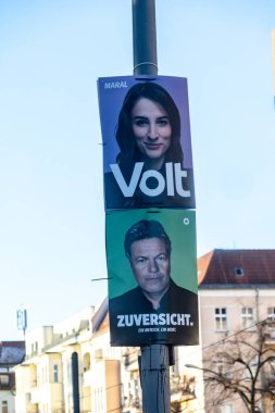 Berlin, Almanya - 13 Ocak 2025: En iyi adaylar Maral Koohestanian ve Robert Habeck 'i gösteren 2025 Alman federal seçimlerinde Volt Almanya ve Yeşiller' in seçim posterleri