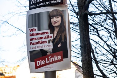 Berlin, Almanya - 13 Ocak 2025: Alman siyasi partisi Die Linke 'nin Alman federal seçimleri için aday Heidi Reichinnek' i destekleyen seçim kampanyası posteri