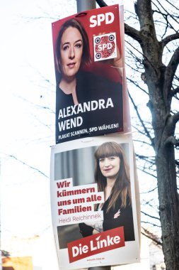 Berlin, Almanya - 13 Ocak 2025: Alman siyasi partilerinin seçim kampanyası posterleri SPD ve Die Linke, Alman federal seçimleri için adayları Alexandra Wend ve Heidi Reichinnek 'i destekliyor