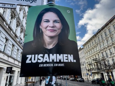Berlin, Almanya - 13 Ocak 2025: Alman siyasi partisi 90 'ın seçim kampanyası posteri Yeşiller, Almanya federal seçimlerinde aday Annalena Baerbock' u destekliyor