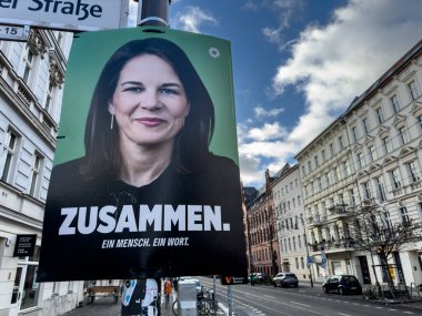 Berlin, Almanya - 13 Ocak 2025: Alman siyasi partisi 90 'ın seçim kampanyası posteri Yeşiller, Almanya federal seçimlerinde aday Annalena Baerbock' u destekliyor