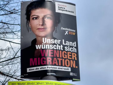 Berlin, Almanya - 13 Ocak 2025: Sahra Wagenknecht İttifakı 'nın seçim kampanyası posteri, sol popülist, milliyetçi sosyalist muhafazakar ve Avrupa yanlısı Alman siyasi partisi