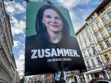 Berlin, Almanya - 13 Ocak 2025: Alman siyasi partisi 90 'ın seçim kampanyası posteri Yeşiller, Almanya federal seçimlerinde aday Annalena Baerbock' u destekliyor