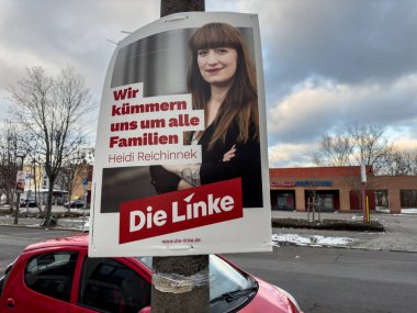 Berlin, Almanya - 13 Ocak 2025: Alman siyasi partisi Die Linke 'nin Alman federal seçimleri için aday Heidi Reichinnek' i destekleyen seçim kampanyası posteri