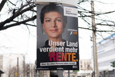 Berlin, Almanya - 13 Ocak 2025: Sahra Wagenknecht İttifakı 'nın seçim kampanyası posteri, sol popülist, milliyetçi sosyalist muhafazakar ve Avrupa yanlısı Alman siyasi partisi