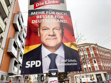 Berlin, Almanya - 13 Ocak 2025: SPD 'nin Alman Sosyal Demokrat Partisi adayı Olaf Scholz' u Alman federal seçimlerine teşvik eden seçim kampanyası posteri