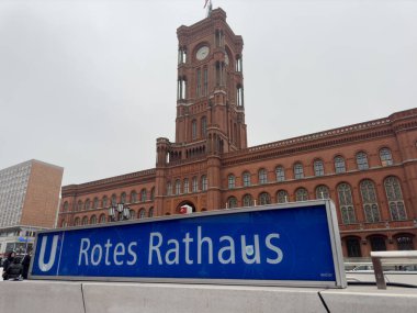 Berlin, Almanya - 12 Aralık 2024: Rotes Rathaus, Berlin belediye binası, Alexanderplatz yakınlarındaki Mitte ilçesinde yer almaktadır.