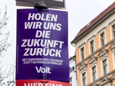 Berlin, Almanya - 14 Ocak 2025: VOLT Alman sosyal liberal, Avrupa yanlısı, Avrupa yanlısı siyasi parti tarafından federal seçimle ilgili afiş