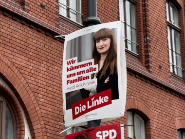 Berlin, Almanya - 13 Ocak 2025: Alman siyasi partisi Die Linke 'nin Alman federal seçimleri için aday Heidi Reichinnek' i destekleyen seçim kampanyası posteri