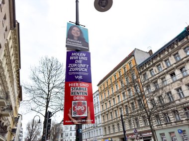 Berlin, Almanya - 14 Ocak 2025: 2025 federal seçimleri için Alman siyasi partileri SPD Sosyal Demokrat Partisi, VOLT ve CDU Hıristiyan Demokrat Birliği 'nin seçim kampanyası posterleri