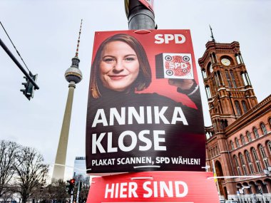 Berlin, Almanya - 2 Şubat 2025: SPD 'nin Alman Sosyal Demokrat Partisi adayı Annika Klose' yi Almanya federal seçimleri için tanıttığı seçim kampanyası posteri